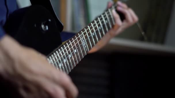 Музикант грає на гітарі в студії звукозапису — стокове відео