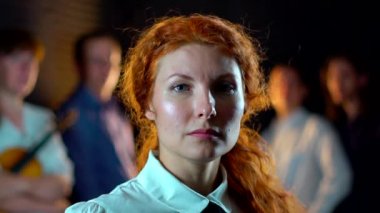 Ayakta duran güzel bir kız ve arkasında insanlar