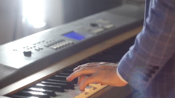 Suonare il pianoforte in uno studio di registrazione — Video Stock