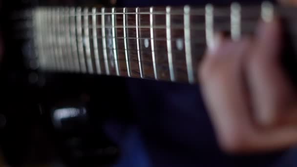 En musiker spelar gitarr i en inspelningsstudio — Stockvideo