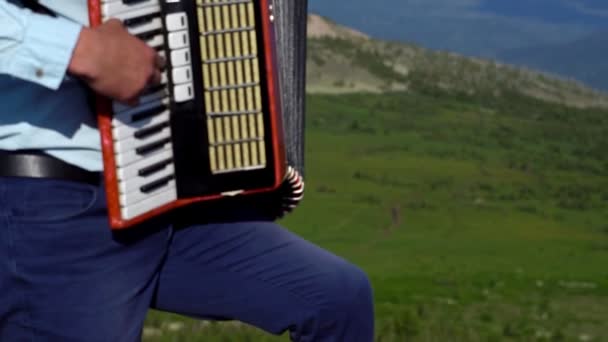 Rusko, Novokuzněck, 22.05.2020 hudebník hraje na akordeon — Stock video