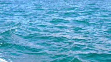 Sudaki bir teknenin izi.