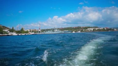 Sudaki bir teknenin izi.