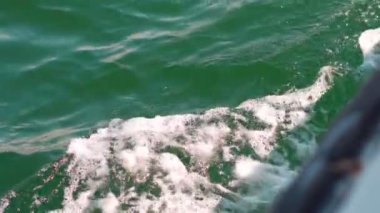 Sudaki bir teknenin izi.