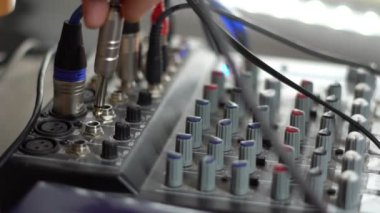 Karıştırma konsoluna kablolar ekler