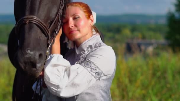 Dziewczyna w starej sukience obok konia — Wideo stockowe