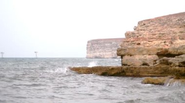 Deniz manzaralı bir panorama ve kayalar.