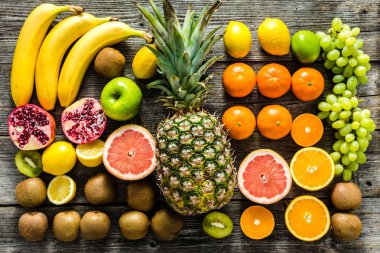 Tropikal meyve masaya karıştırın. Meyve sağlıklı temiz beslenme ve diyet kavram olarak.