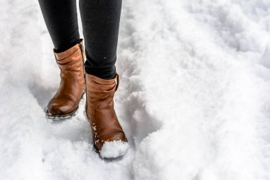 Karda yürüme bot, kış moda kadınlar için