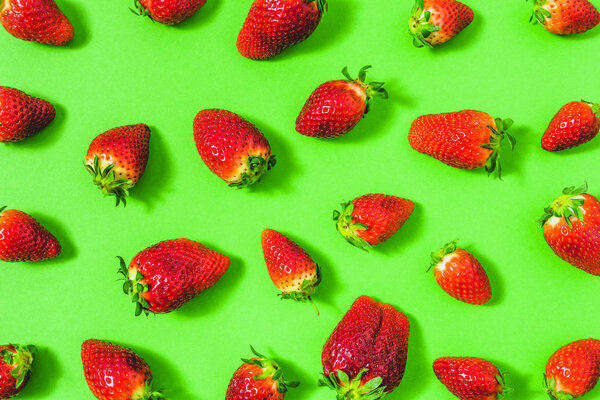 Ripe strawberry, red fruit pattern, seamless natural texture with fruits on green background