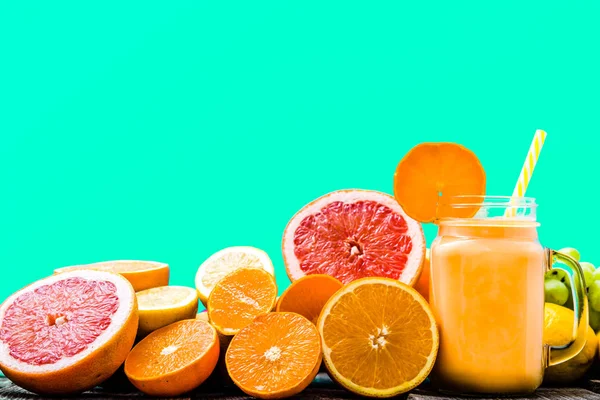 Sağlıklı Güler Yüzlü Vitamin Protein Ile Meyve Süt Kavanoz Karışık — Stok fotoğraf