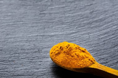 Taze kök ve zerdeçal tozu, Hint baharat, vejetaryen mutfağı için sağlıklı baharat madde