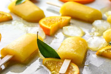 Taze portakal ve buz, yaz ferahlatıcı kavramı ile turuncu buzlu şeker