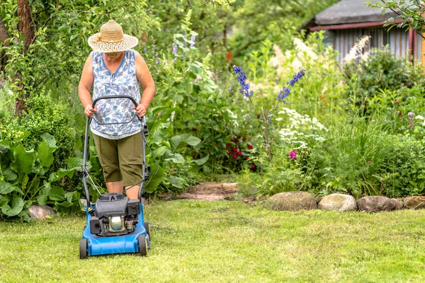 Donna Anziana Che Lavora Giardino Tagliando Erba Con Falciatrice Giardinaggio — Foto Stock