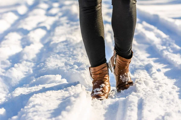 Frau Die Schneestiefeln Geht Winterschuhe Den Füßen Und Beine Leggings — Stockfoto