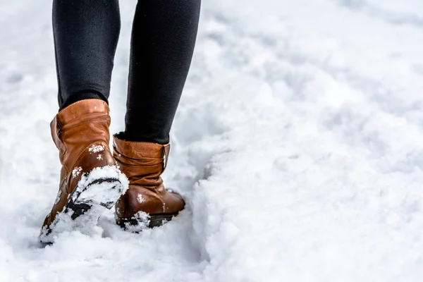 Braune Stiefel Schnee Frau Stellt Den Schritt Den Schnee Winter — Stockfoto