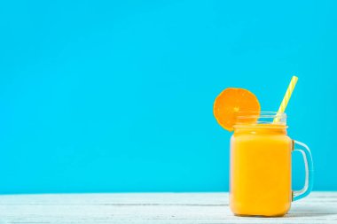 Portakal ile sağlıklı güler yüzlü, meyve iç tropikal meyve ve portakal, tatlı ve sağlıklı beslenme kavramı serinletici yaz