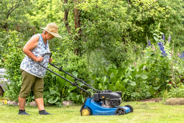 Una Donna Che Lavora Giardino Falciare Erba Con Tosaerba Giardiniere — Foto Stock