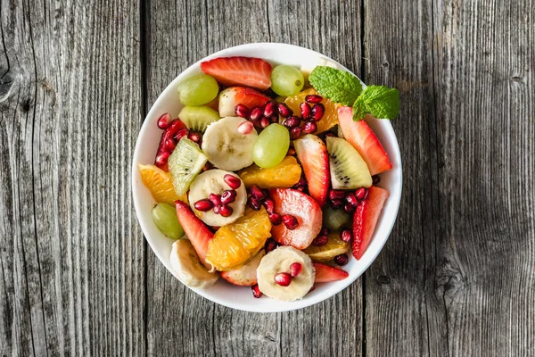 Taze meyve salatası, sağlıklı beslenme ve vejetaryen gıda kavramı