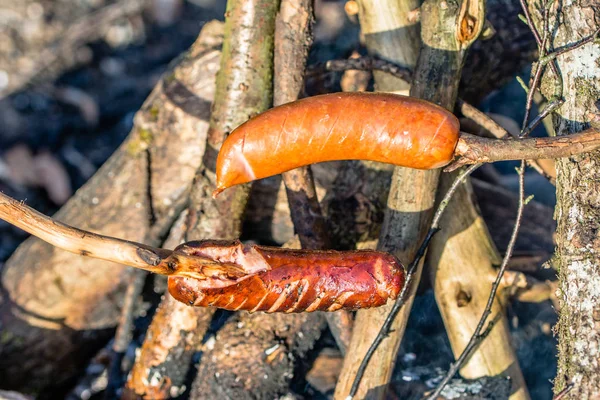 Cocinar Comida Campamento Salchichas Parrilla Sobre Hoguera — Foto de Stock