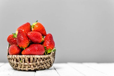 Çiftçi piyasasında organik kırmızı taze çiftlik çilek, çilek