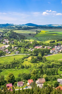 Kırsal manzara Vadisi'nde, eteklerinde yeşil orman ile evler ile şehrin panoramik görünüm