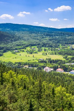 Dağ Vadisi, şehir ve doğa evleri kırsal peyzaj havadan görünümü