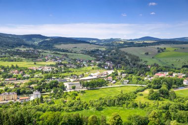Dağ Vadisi, şehir ve doğa, panoramik manzara evleri kırsal manzara havadan görünümü
