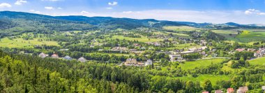 Dağ Vadisi, şehir manzara Panoraması. Yeşil Doğa ve evler, havadan görünümü