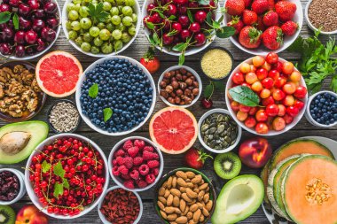 Sağlıklı gıda ve meyve seçimi, fındık, tohum, temiz yemek ve masada superfoods çeşitler