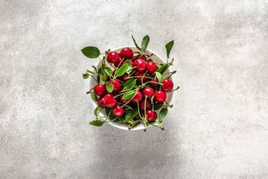 Beyaz arka plan, tatlı kiraz, üstten görünüm plaka üzerinde kırmızı kiraz
