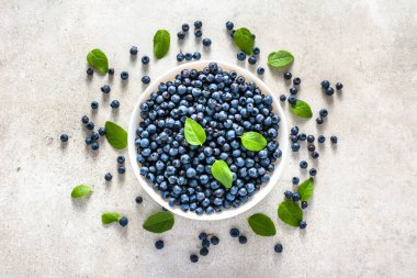 Plaka, üstten görünüm üzerinde taze yaban mersini