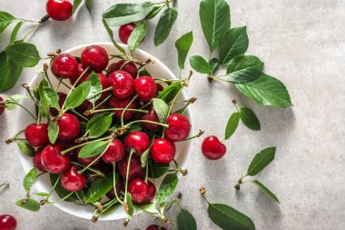 Plaka, üstten görünüm üzerinde taze kiraz