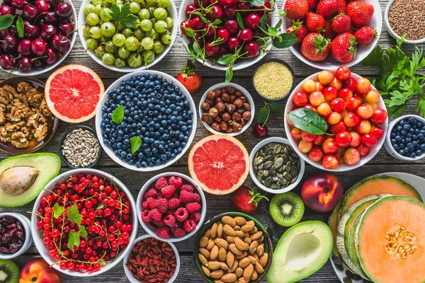 Sağlıklı gıda ve meyve seçimi, fındık, tohum, temiz yemek ve masada superfoods çeşitler