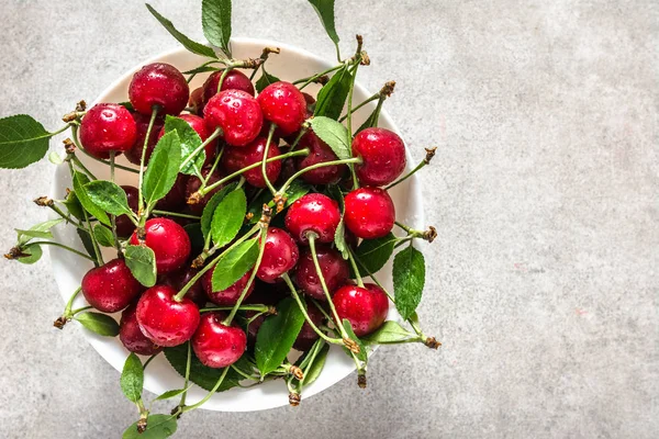 Beyaz arka plan, tatlı kiraz, üstten görünüm plaka üzerinde kırmızı kiraz