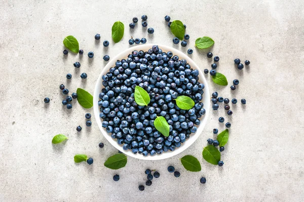 Plaka, üstten görünüm üzerinde taze yaban mersini