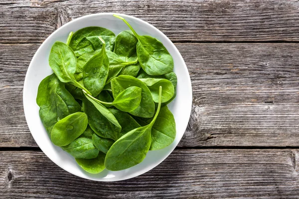 Świeże Warzywa Zielony Szpinak Płytce Posiłki Wegetariańskie Zdrowe Jedzenie Koncepcja — Zdjęcie stockowe