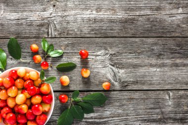 Taze kiraz ahşap arka plan, olgun kiraz, tatlı meyve, ek yükü