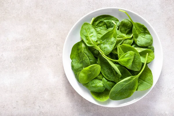 Ispanak Yeşil Yaprakları Plaka Sağlıklı Beslenme Vegan Gıda Kavramı — Stok fotoğraf