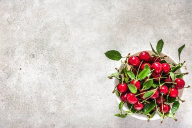 Taze kiraz plaka, üstten görünüm üzerinde. Yaprakları ile kırmızı, vişne.