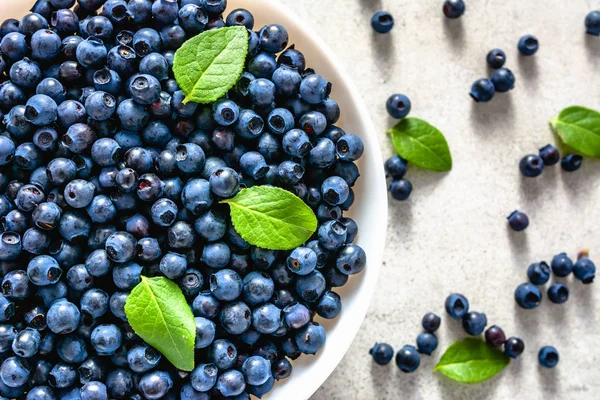 Bleuets Frais Sur Assiette Vue Sur Dessus Sur Fond Blanc — Photo