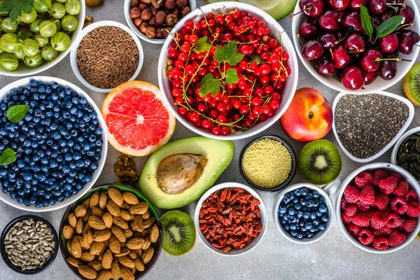 Mesa Con Surtido Alimentos Saludables Frutas Frutos Secos Semillas Diversas —  Fotos de Stock