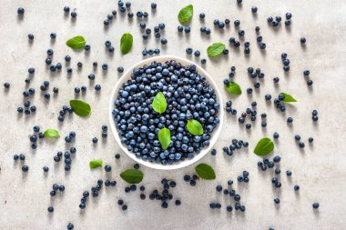 Plaka üzerinde taze yaban mersini taze aldım mavi meyveler, organik gıda, sağlıklı superfood kavramı