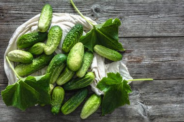 Taze salatalık, çiftçi piyasasında organik sebze, rustik ahşap zemin üzerine taze hasat salatalık