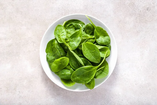 Taze Ispanak Plaka Sağlıklı Gıda Vejetaryen Diyet Kavramı Üzerinde Yeşil — Stok fotoğraf