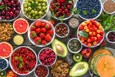Antioksidan gıda seçimi. Sağlıklı superfood, detoksifikasyon meyve ile ve çeşitli meyveler. Tablo taze besin.