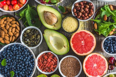 Organik Gıda seçimi. Meyve, taze meyveler ve fındık. Sağlıklı superfood çeşitler.