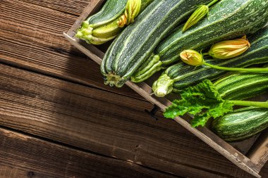 Bir kutusunda, yerel çiftçi piyasasında sebze taze kabak, taze ürünlere ahşap masa hasat