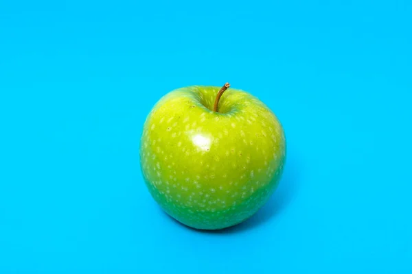 Pomme Verte Fraîche Isolée Sur Fond Bleu — Photo