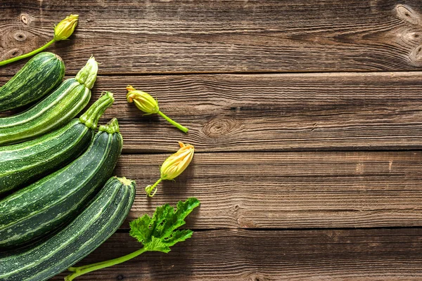 Färsk Zucchini Träbord Ekologiska Grönsaker Lokala Bondens Marknad Nyskördade Zucchini — Stockfoto